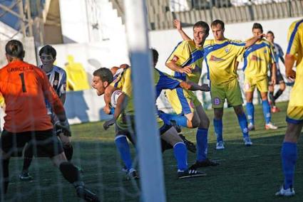 empate sin goles. Alaior y Mercadal lucharon y corrieron de lo lindo, pero sus ataques no fueron capaces de perforar las respectivas metas - Gemma Andreu