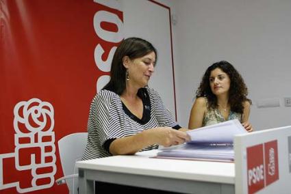 comparecencia. Joana Caules y Noemí Gomila, ayer en la sede del PSOE de Maó - GEMMA ANDREU