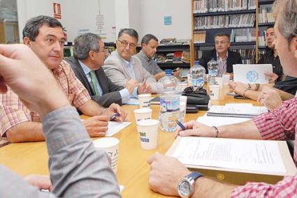 Encuentro. Los representantes municipales e insulares se reunieron en la Biblioteca de Es Migjorn Gran - Paco Sturla