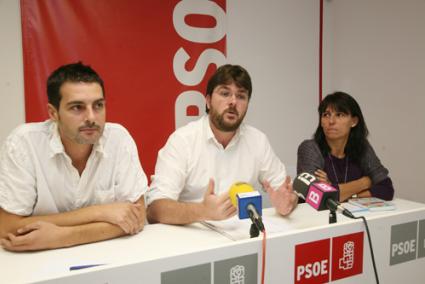 El portavoz del Grupo Socialista en el Ayuntamiento de Maó, Vicenç Tur,asegura que el equipo de gobierno del consistorio engaña a los ciudadanos al anunciar que rebajará el IBI. - Javier