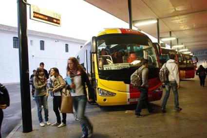 Estudiantes. Representan el 60 por cien de los usuarios de la línea regular de autobuses a primera hora - Gemma Andreu