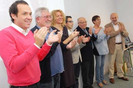 Apoyo. Los candidatos al Congreso y el Senado, junto a los dirigentes socialistas ayer en Es Mercadal - Paco Sturla