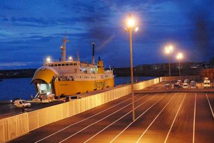 Operaciones. La oscilación de las aguas interiores dificultaba ayer y el jueves de manera importante la carga y descarga de vehículos y pasaje de los barcos - Paco Sturla