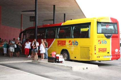 autobús. Utilizar el transporte público será más caro para poder sufragar el déficit que genera el servicio - Archivo