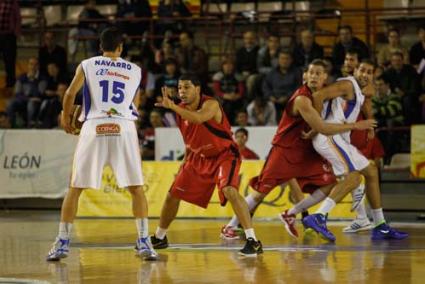 Quezada. En la imagen, defendiendo a David Navarro en el partido ante el Menorca - diario de león