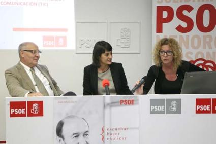 Presentación. García Gasulla, González y Baquero, ayer en la sede del PSOE de Maó - Javier