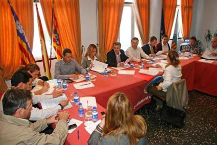 Reunión. El encuentro celebrado en Sant Lluís fue presidido por el presidente insular, Santiago Tadeo - Gemma Andreu