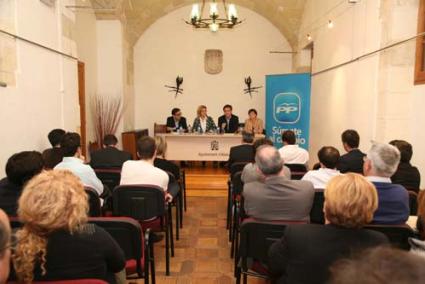 tertulia. Los candidatos al Congreso y al Senado del PP, durante la tertulia con emprendedores - Javier