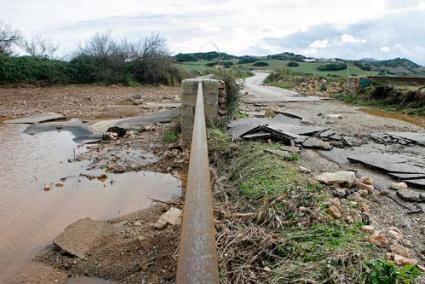 Superávit de lluvia. Los destrozos son visibles, pese a que la borrasca ha terminado con la sequía en el campo y ha llenado las Basses de Lluriach - Gemma Andreu