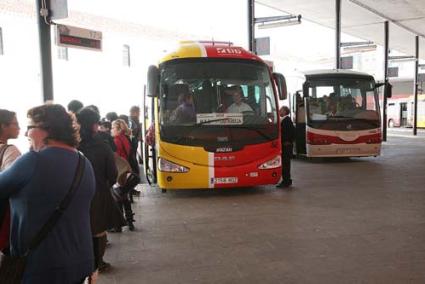 Maó, ayer a las 14.15 horas. Se dispusieron dos autobuses a tenor de la elevada demanda y se repartió a los pasajeros según su destino - Javier