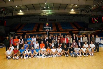 Todos. Baloncestistas menorquines de varias épocas posaron con la ilusión del primer día en la fotografía de grupo en la Primera Trobada de Veterans del Bàsquet Menorquí celebrada ayer - gemma andreu