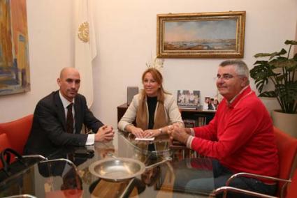 Ayuntamiento. La alcaldesa, Águeda Reynés, acompañada por Xisco Pons, concejal de Deportes, recibió al presidente de la AFE, Luis Rubiales - Javier