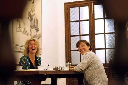 CANDIDATAS. Juana Francis Pons (PP) y Elena Baquero (PSOE), ayer por la mañana en la cima de Monte Toro - Gemma Andreu