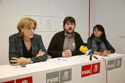 Los concejales Elvira Badía, Vicenç Tur y Elena Costa ofrecieron ayer una rueda de prensa - Javier