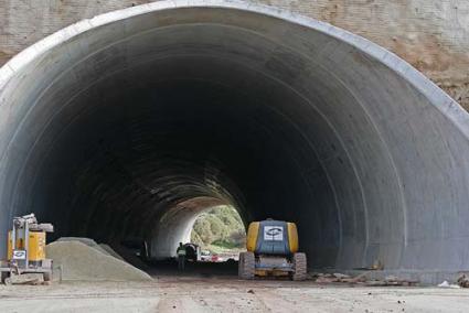 Variante. La estructura de 252 metros de longitud está acabada y los obreros comienzan a trabajar en la instalación de los 150 focos que iluminarán el interior - Gemma Andreu