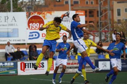 Berto. El centrocampista del Sporting salta por un balón aéreo frente a un rival del Dénia mientras Medina y Capó siguen la jugada - photodeporte