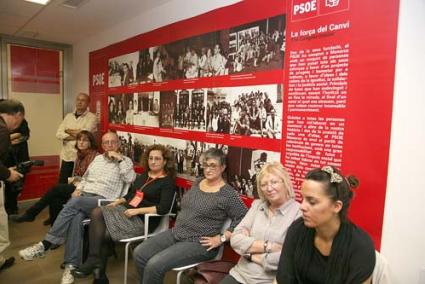 Militantes. Unos pocos afiliados al PSOE se acercaron para acompañar, con una puerta de por medio, a los dirigentes socialistas - Javier