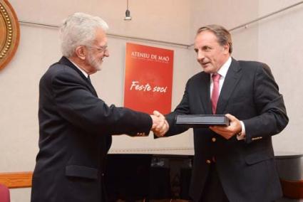 Maó. Fayas féu entrega al president d’Editorial Menorca , José Guillermo Díaz Montañés, d’una placa commemorativa - Paco Sturla