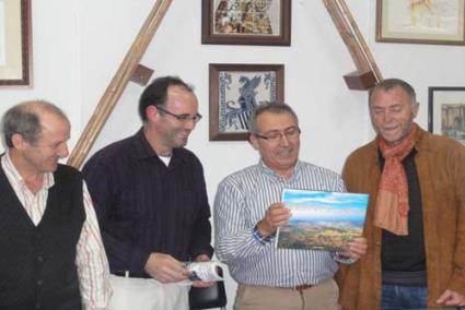 Trobada. El ponent, amb membres dels col·lectius valencians de l’Illa. - PV. A.