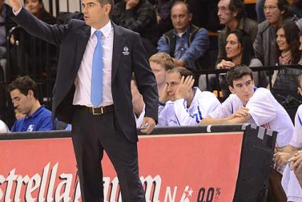 berrocal. El técnico ordena a sus jugadores durante el partido del pasado sábado ante el Canarias - Paco Sturla