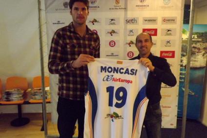 Albert Moncasi con Tisi Reynés a su llegada hoy a Menorca. - Menorca Bàsquet