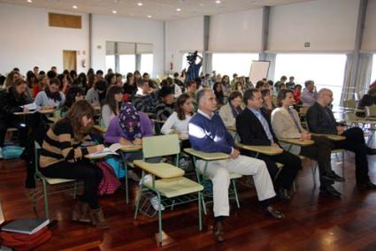 Público. Unos setenta estudiantes de los institutos Pasqual Calbó y Cap de Llevant asistieron al foro sobre educación organizado por el "Menorca" y La Caixa - Carles Mascaró