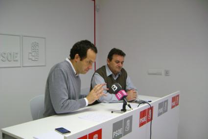 El portavoz del PSOE en el Consell, Marc Pons, ha acusado al equipo de gobierno del Consell de no tomar medidas contra la crisis. - PSOE