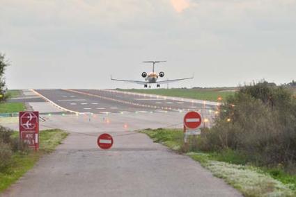 Aviones. Durante los meses de invierno se verán menos aviones aterrizando y despegando en la Isla por la pérdida de una conexión con Madrid y los viajes del IMSERSO - Paco Sturla