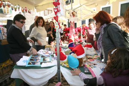 Compras. Desde árboles, flores o turrones hasta regalos solidarios. - Javier