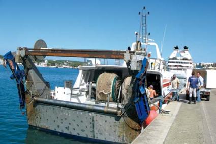 Pionera. La barca de arrastre con base en Maó, la "Nueva Josefina", faena con un sistema experimental que no daña el fondo marino - Archivo