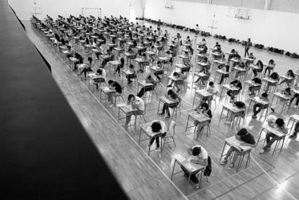 Pruebas. Estudiantes en los exámenes de Selectividad del pasado junio, la puerta a la universidad - Archivo