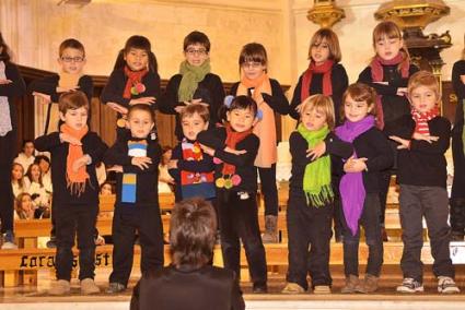 Corals. Amb les interpretacions que van fer de les nadales van meravellar el públic assistent, que va deixar petit el temple - Paco Sturla