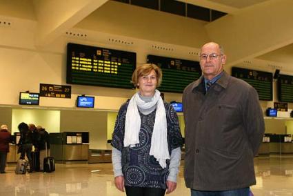 PAREJA. El británico Kenneth Brown y la rusa Olga Garnova, ayer en el Aeropuerto de Menorca - Gemma Andreu