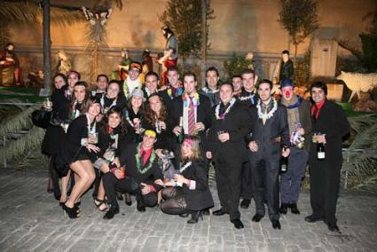 Cap d’any. La Plaça Constitució s’omplí d’ambient qui, raïm, cava i cotilló en mà, van celebrar l’entrada del 2012. Hi hagué qui després d’una nit de festa va poder immortalitzar la primera sortida del sol de l’any. - Javier