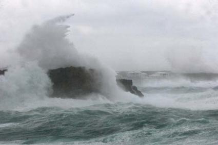 Oleaje. Las fuertes rachas de viento provocaron el viernes el cierre del puerto de Maó y olas de hasta seis metros de altura en el mar - Archivo