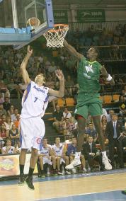 Paliza. En la primera vuelta el Menorca humilló al joven filial de Unicaja con un apabullante 80-37 - Archivo