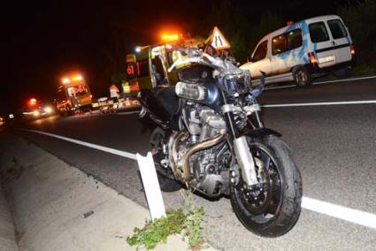 La motocicleta, una Yamaha MT01 de 1.000 cc, en la cuneta de la carretera Me-7, que une Maó con la localidad de Fornells - Paco Sturla