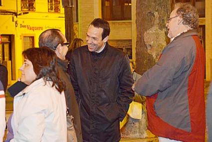 Pons conversa con Lora y Ribalaiga ayer en la plaza Colón - Paco Sturla