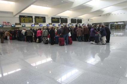 Aeropuerto. La tasa por la utilización del Aeropuerto de Menorca se mantiene en 1,63 euros, más 0,35 en concepto de seguridad - Archivo