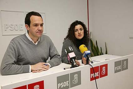 PSOE. Los consellers Marc Pons y Nomí Gomila, ayer en la sede del PSOE en Maó - Javier