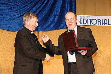 juan luis hernández. En el momento de recoger el premio - Archivo