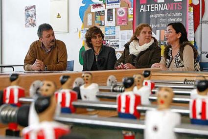 Actividad. Arturo Pons, Aurora Herráiz, Isabel Rodríguez y Mandi Seguí, en el Casal de Joves de Alaior - Gemma Andreu