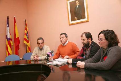 Equipo. El alcalde Francesc Ametller, junto a los concejales Antoni Pons, Constanza Navarro y Fèlix Ripoll, ayer - Javier