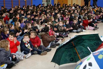 Col·legi. Els 274 alumnes de La Salle d’Alaior van celebrar ahir el Dia de la No-violència i la Pau amb un treball creatiu sobre paraigües - Gemma Andreu