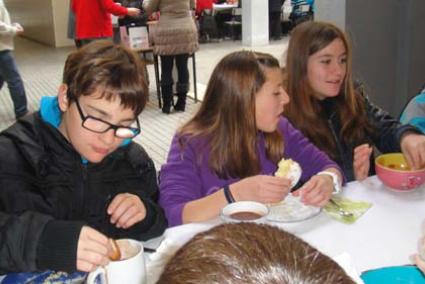 entretinguts i alimentats. Els estudiants de Calós van gaudir ahir d’un bon berenar, jocs i un magnífic ambient de festa - nieves