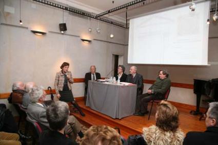 testigos. El doctor Quadrado, Lucía, hermana menor de Mateu Seguí, Josep Maria Quintana y Bosco Marquès, ayer, en el Ateneu - Archivo