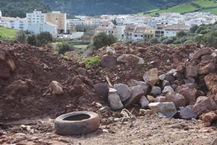 Ahí está. Desde la nueva carretera se observa Ferreries. Faltará que los conductores, además de contemplar la vista, decidan entrar en el pueblo - Paco Sturla