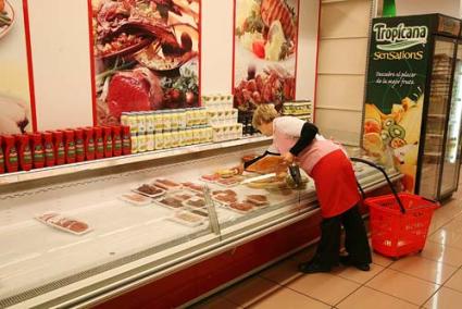 comercios. En algunas estanterías y mostradores escasean los lácteos, el pescado fresco, la carne, la fruta y verdura y algunos congelados, aunque aún no se puede hablar de un problema de desabastecimiento. - Javier/gemma