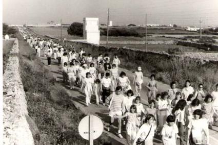 Trajectòria. Carlos Mir i Magda Pons engegaren un projecte que ha comptat sempre amb l’estaló de la societat menorquina, partícip en diferents accions, com les multitudinàries marxes. - Asinpros