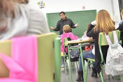 El policía tutor, Antoni Cladera, ofreciendo una charla en el IES Maria Àngels Cardona - Paco Sturla